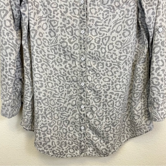 Soft Surroundings Chambray Cheetah Print Roll Tab Sleeve Button Up Grey Size M - Picture 4 of 7